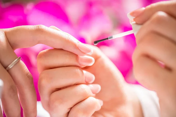 Manikůra specialista lakování žena gel na nehty. Art - francouzská manikúra — Stock fotografie