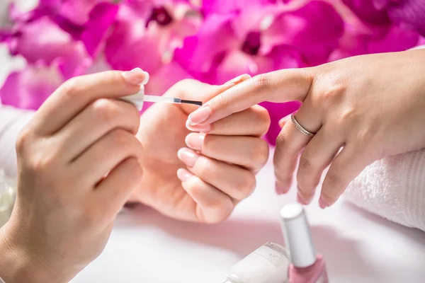 Especialista en manicura pintando uñas de gel mujer. Arte - Manicura francesa — Foto de Stock