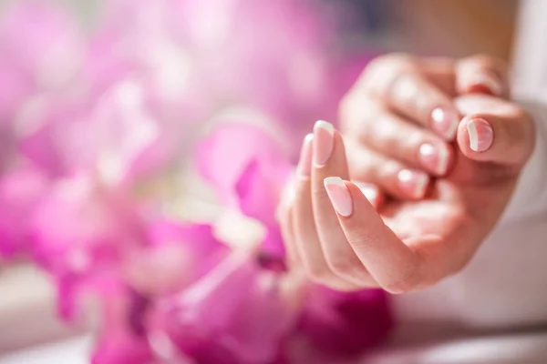 Closeup tiro de belas dands femininas com unhas de manicure frança. Conceito de manicure e spa — Fotografia de Stock