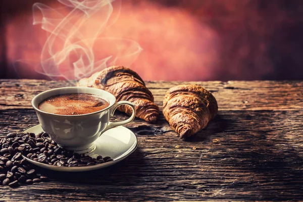 Kávé. Csésze kávé, croissant és kávé bab. Szüreti csészét és öreg tölgyfa asztal — Stock Fotó