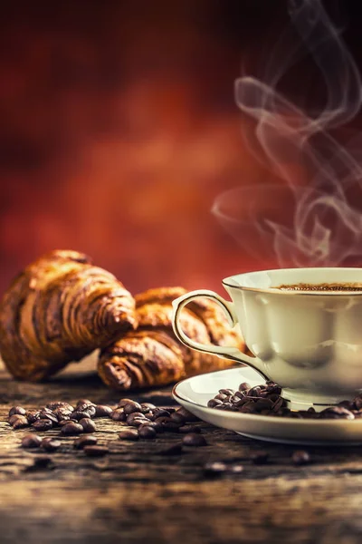 Кава. Чашка кавових круасанів і кавових зерен. Вінтажна чашка і старий дубовий стіл — стокове фото