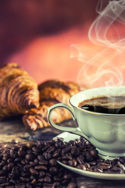 Koffie. Kopje koffie croissants en koffie bonen. Vintage kop en oude eiken tafel — Stockfoto