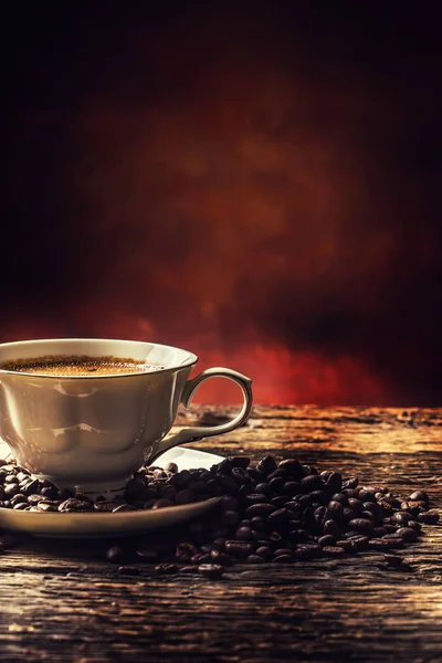 Kaffee. Tasse Kaffee und Kaffeebohnen. Jahrgangstasse und alter Eichentisch — Stockfoto