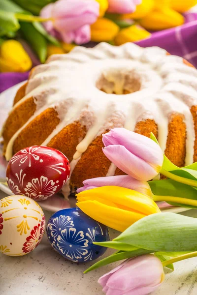 Paskalya kek. Paskalya decotatioeaster kek ile geleneksel halka mermer kek. Paskalya decotation ile geleneksel halka mermer kek. Paskalya yumurtaları ve bahar laleler