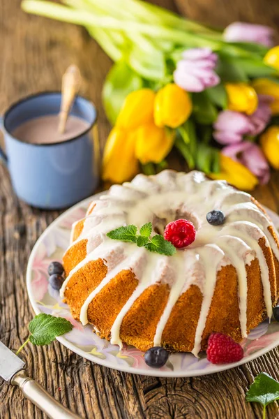Easter Cake. Traditional ring marble cake withe easter decotatioEaster Cake. Traditional ring marble cake withe easter decotation. Easter eggs and spring tulips — Stock Photo, Image