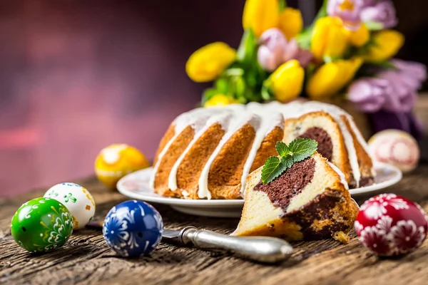 Easter Cake. Traditional ring marble cake withe easter decotatio — Stock Photo, Image