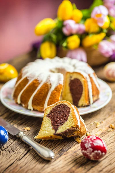 Easter Cake. Traditional ring marble cake withe easter decotatioEaster Cake. Traditional ring marble cake withe easter decotation. Easter eggs and spring tulips — Stock Photo, Image