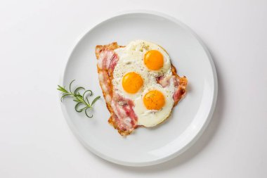 Jambon ve yumurta. Pastırmalı yumurta. Beyaz tabakta biber salamura yumurtayla. İngiliz kahvaltısı