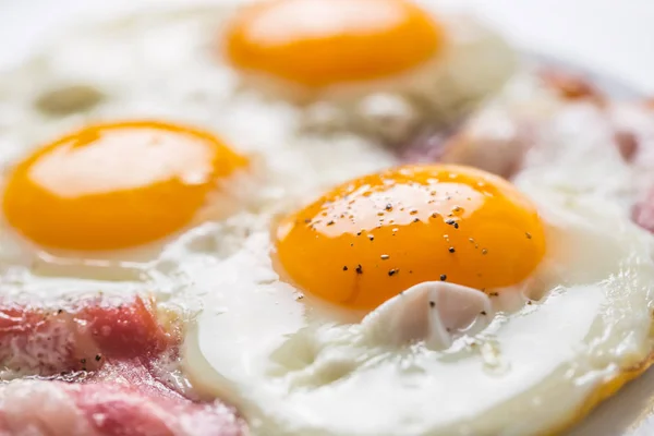 Ветчина и яйца. Бекон и Яйца. Соленое яйцо с перцем на белой тарелке. Английский завтрак — стоковое фото