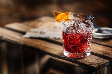 Kokteyl Negroni eski bir ahşap tahta üzerinde. Cin ile campari iç