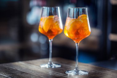 Aperol spritz içki sayaç pub veya restoran bar
