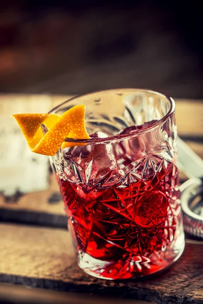 Cocktail Negroni em uma velha tábua de madeira. Beba com gin, campari — Fotografia de Stock