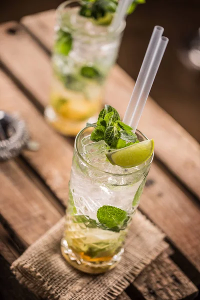 Mojito. Αλκοολούχο ποτό κοκτέιλ mojito στην ξύλινη σανίδα σε παμπ o — Φωτογραφία Αρχείου