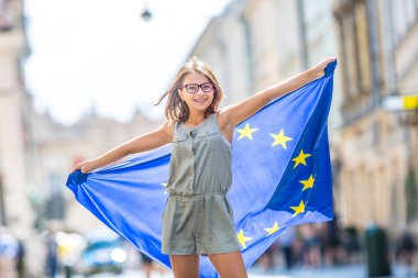 AB bayrağı. Avrupa Birliği bayrağı ile şirin mutlu kız.