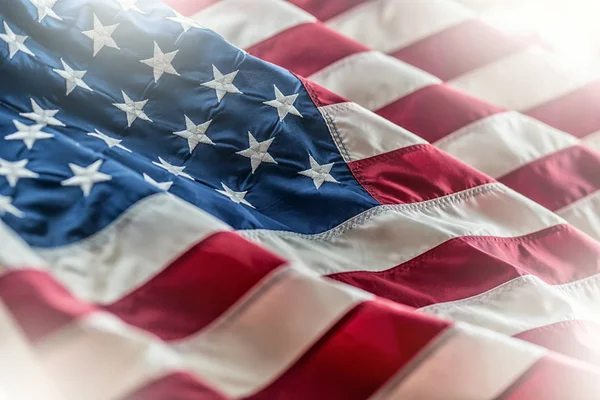 Σημαία των ΗΠΑ. Αμερικανική σημαία. Αμερικανική σημαία πνέει στον άνεμο — Φωτογραφία Αρχείου