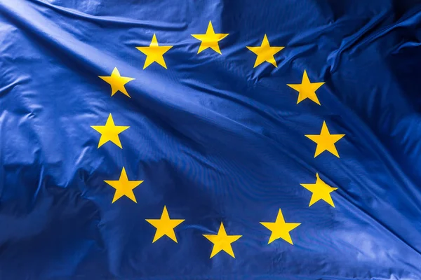 Bandera de la Unión Europea. Bandera de la UE que sopla en el viento — Foto de Stock