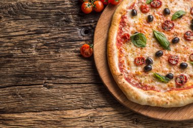 Pizza. Lezzetli taze İtalyan pizza eski ahşap masaya servis