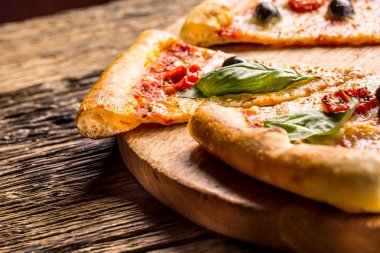 Pizza. Lezzetli taze İtalyan pizza eski ahşap masaya servis