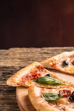 Pizza. Lezzetli taze İtalyan pizza eski ahşap masaya servis