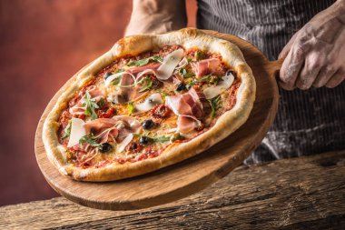 Şef ve pizza. Otel ya da Restoran pizza sunan Şef