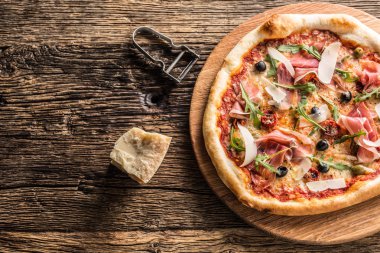 Pizza. Lezzetli taze İtalyan pizza eski ahşap masaya servis