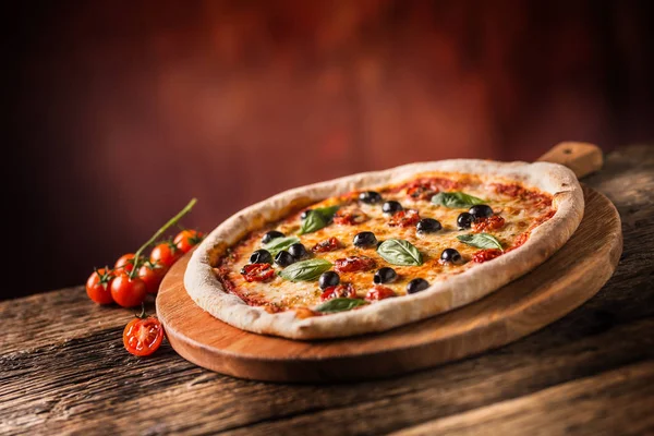 Pizza. Gustosa pizza fresca italiana servita su un vecchio tavolo di legno — Foto Stock