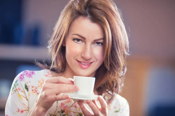 Mujer joven y agresiva con taza de café o té —  Fotos de Stock