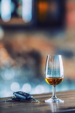 Alkolizm. Fincan konyak ya da brendi el adam anahtarları Araba, sorumsuz driver
