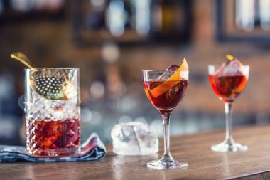 Manhattan kokteyl içki sayaç pub veya restoran bar dekore edilmiş