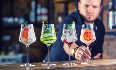 Barmen pub veya bir cin tonik kokteyli içki şarap gözlük hazırlanıyor Restoran