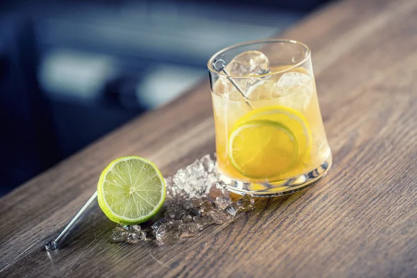 Коктейльний напій. Алкогольний коктейль на барній стійці в пабі або ресторані — стокове фото