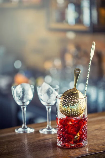 Манхэттенский коктейль оформлен на барной стойке в пабе или ресторане — стоковое фото