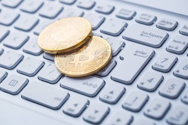Bitcoins. Dizüstü bilgisayar, para birimi, kripto para birimi işareti Bitcoin sembolü