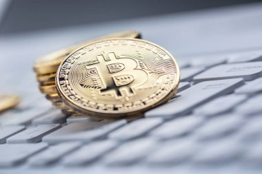 Bitcoins. Dizüstü bilgisayar, para birimi, kripto para birimi işareti Bitcoin sembolü