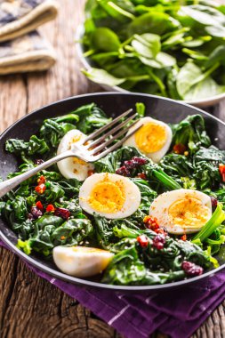 Ispanak salatası. Taze ıspanak salatası yumurta biber ve sw