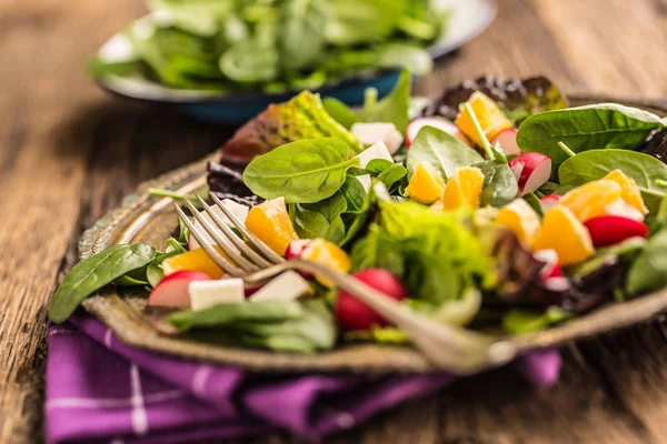Ensalada de espinacas. Ensalada de espinacas frescas con frutas y verduras — Foto de Stock