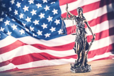 Bayan adalet ve Amerikan bayrağı. Hukuk ve Adalet ABD bayrağı ile sembolü