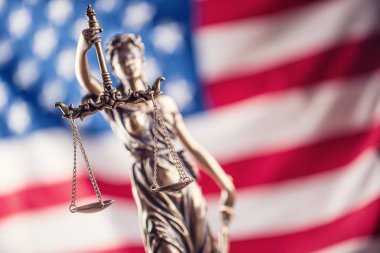 Bayan adalet ve Amerikan bayrağı. Hukuk ve Adalet ABD bayrağı ile sembolü