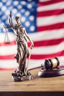 Bayan adalet ve Amerikan bayrağı. Hukuk ve Adalet ABD bayrağı ile sembolü