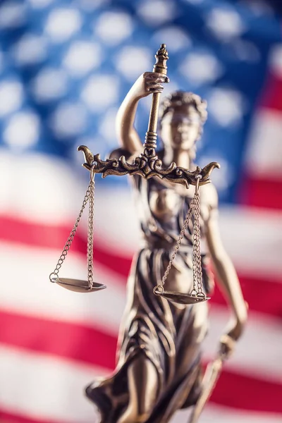 Paní spravedlnost a americkou vlajku. Symbol práva a spravedlnosti s Usa vlajka — Stock fotografie