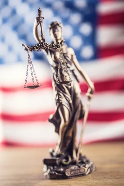 Paní spravedlnost a americkou vlajku. Symbol práva a spravedlnosti s Usa vlajka — Stock fotografie