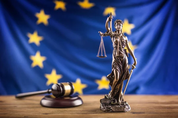Lady Giustizia e bandiera dell'Unione Europea. Simbolo di diritto e giustizia — Foto Stock