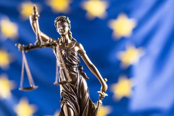 Lady igazságosság és az Európai Unió zászlaja. Szimbólum a jog és igazságosság — Stock Fotó