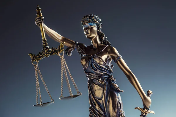 Statut spravedlnosti. Bronzová socha spravedlnosti Lady držení váhy a meč — Stock fotografie