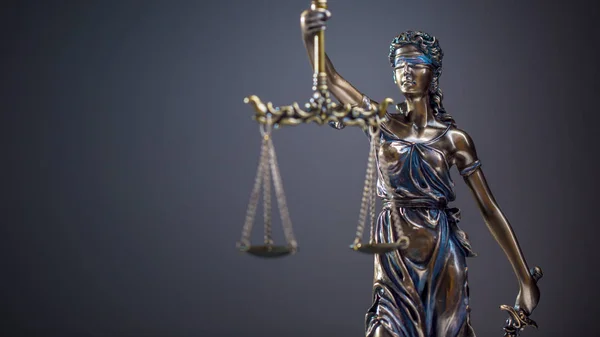 Устав правосудия. Бронзовая статуя Леди Правосудие с весами и мечом — стоковое фото