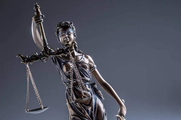 Statuto di Giustizia. Statua in bronzo Lady Justice con bilancia e spada — Foto Stock