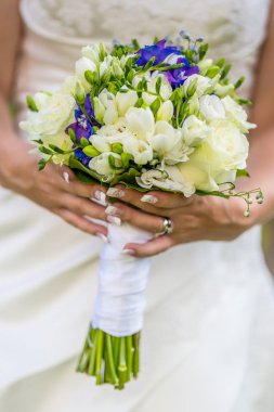Buket düğün. Düğün buketi Köprüsü'nün elinde beyaz gül