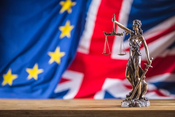 Lady Justice Europäische Union und Flagge des Vereinigten Königreichs. — Stockfoto