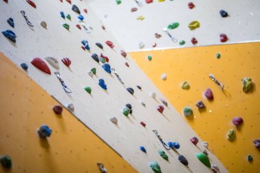 Tırmanma duvarı. Renkli taşlarla tırmanma duvarı