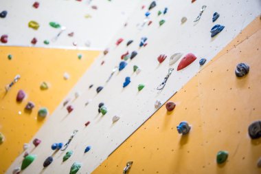 Tırmanma duvarı. Renkli taşlarla tırmanma duvarı